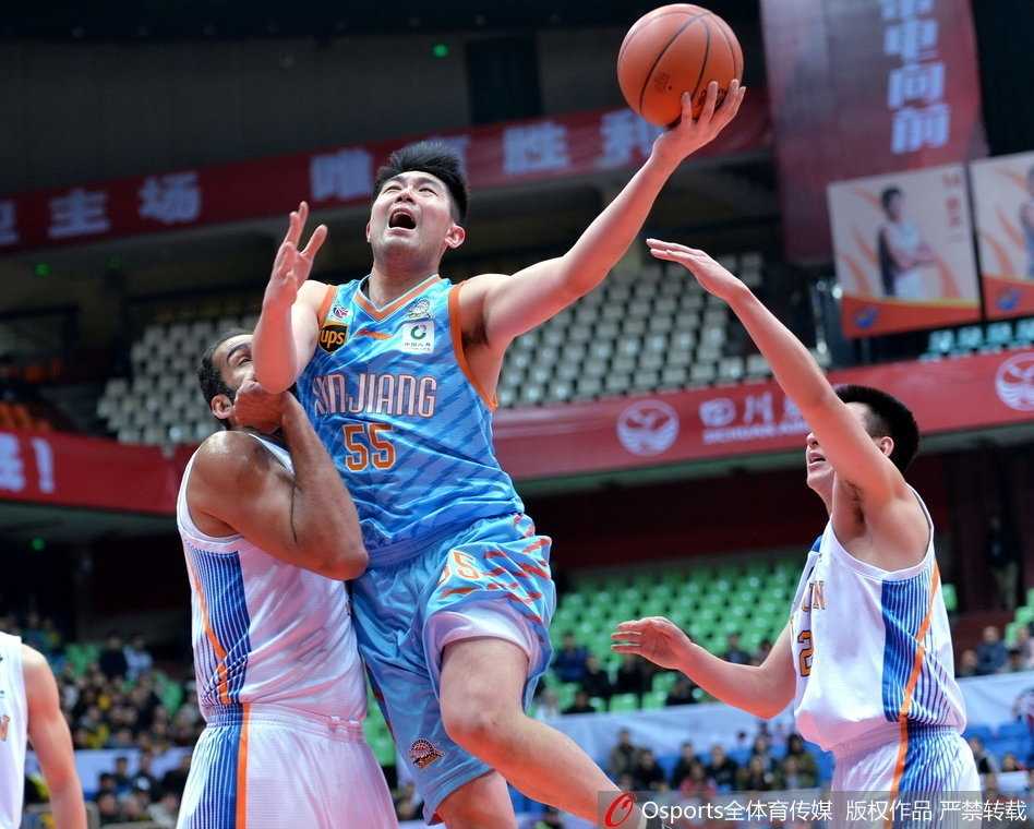 川军主场爆冷掀翻卫冕冠军 哈达迪统治内线送新疆赛季首败 老将孟达挥拳怒吼庆祝自己的关键三分命中,脸上洋溢的激情与现场闪烁的灯光交相辉映。