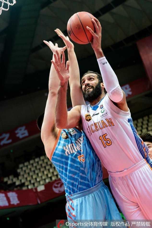 川军主场爆冷掀翻卫冕冠军 哈达迪统治内线送新疆赛季首败 四川品胜队全体队员在比赛结束后围聚在中圈,大家高举手臂相拥庆祝这场来之不易的爆冷胜利。