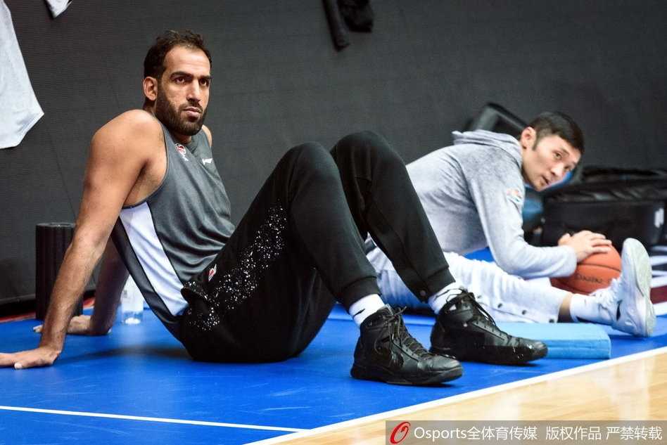 年轻后卫黄荣奇在训练中突破上篮，他的速度和冲击力是四川队未来的希望所在。