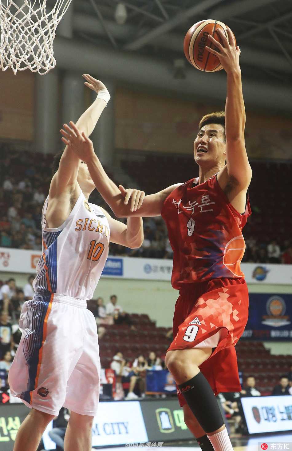 吴楠在韩国队员的严密防守下强行突破上篮，他身体完全舒展，展现出极强的核心力量，这一球也点燃了替补席的热情