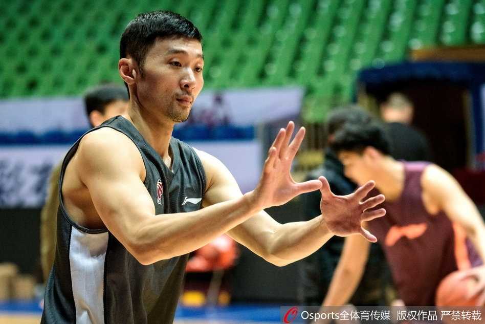 川军练兵纹身猛将成焦点 青春风暴中老将坚守 吴楠在投篮练习中高高跃起,身体在空中完全舒展,背后的纹身仿佛也随之延展,展示出篮球运动的力量与美感