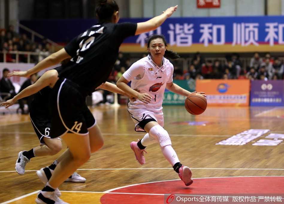 比赛结束后，双方球员在球场中央互相致意，虽然四川队输掉了比赛，但姑娘们依然保持着风度，只是脸上的汗水与失落的神情透露出内心的遗憾