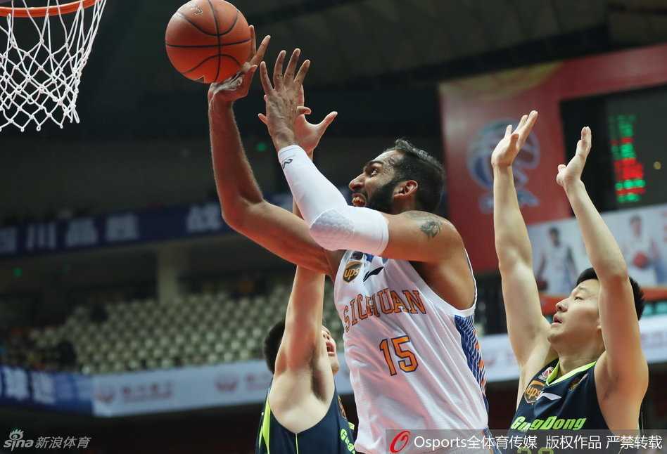 广东队主教练杜锋在场边指挥，镜头给到了刚刚被换下场的朱芳雨，这位老将神情凝重，特写镜头记录下了他对比赛的专注。