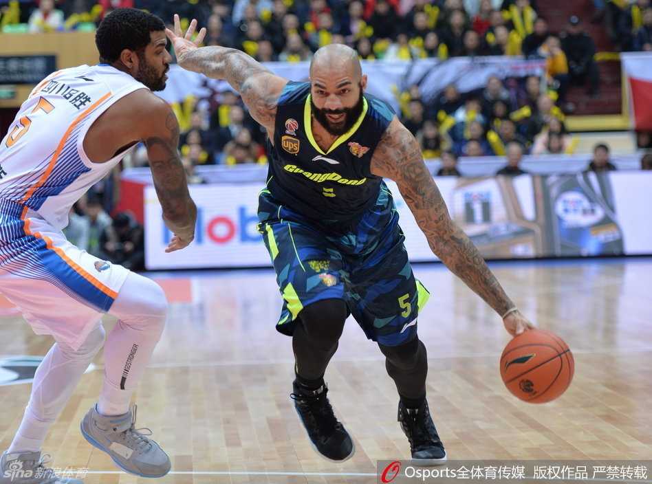 哈达迪与约什·史密斯在场上击掌交流，两位外援通过高效的配合与沟通，构筑了四川队强大的内外线攻防体系。