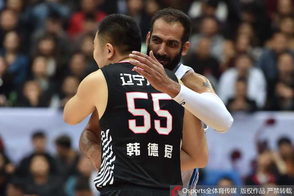 川辽大战新季首演,辽宁客场复仇迎来开门红 辽宁队外援巴斯在四川队内线哈达迪头顶完成霸气单手劈扣,展现强悍身体素质