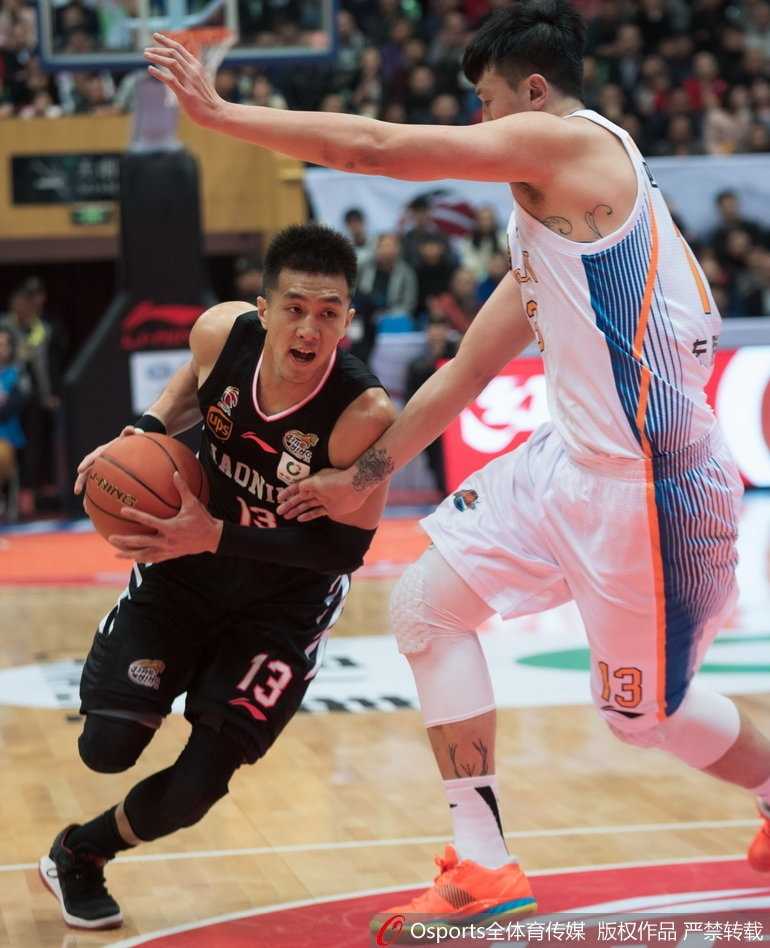 川辽大战新季首演,辽宁客场复仇迎来开门红 辽宁外援哈德森面对防守强行出手三分,标志性的投篮动作点燃现场气氛