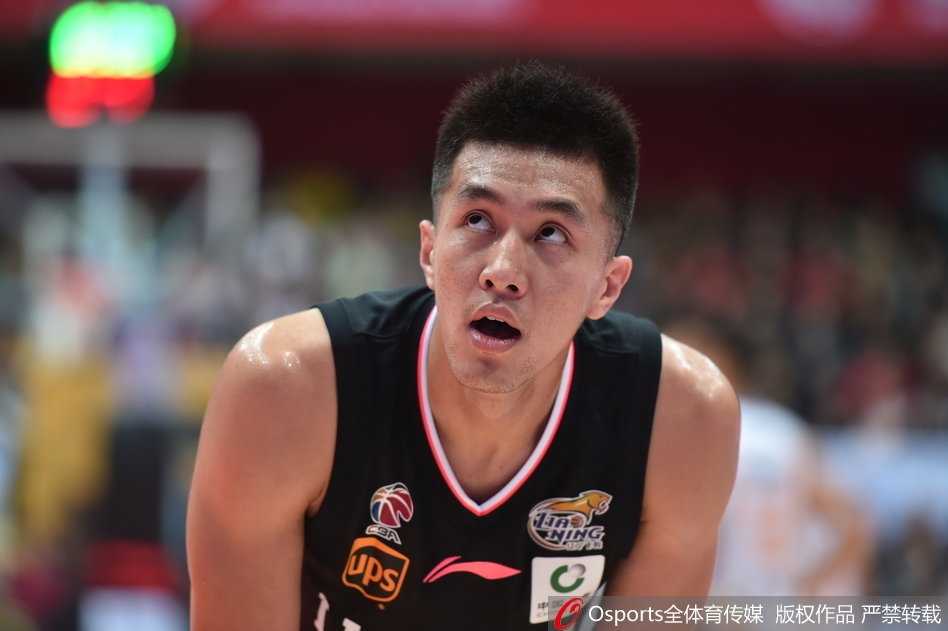 川辽大战新季首演,辽宁客场复仇迎来开门红 四川队核心哈达迪背身单打,利用身高优势强行转身,辽宁队员奋力包夹