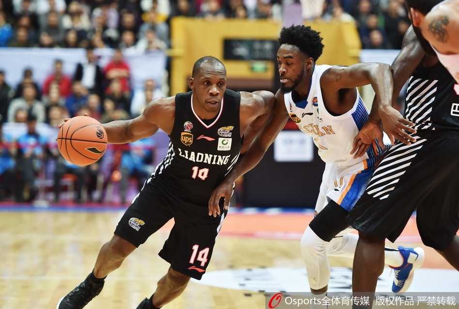 川辽大战新季首演,辽宁客场复仇迎来开门红 四川队富兰克林空中拉杆上篮,身体充分舒展,展现超强滞空能力