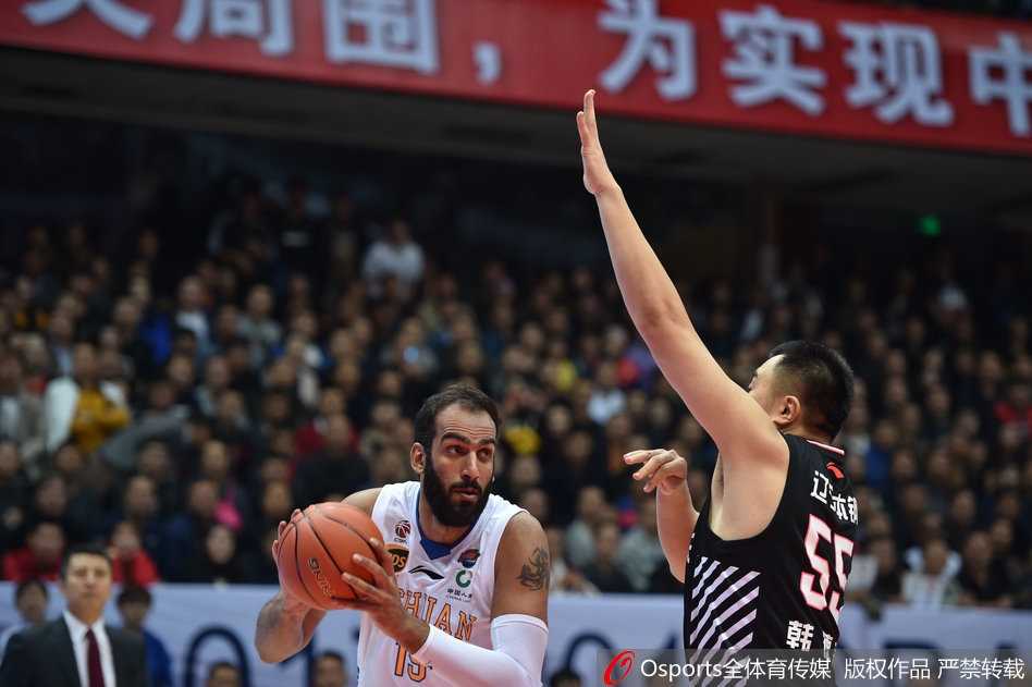 川辽大战新季首演,辽宁客场复仇迎来开门红 辽宁核心郭艾伦持球快速突破,面对四川队两人夹防强行杀向篮下