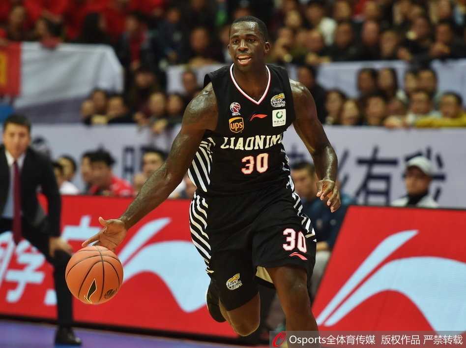 川辽大战新季首演,辽宁客场复仇迎来开门红 辽宁队丛明晨底角出手三分,篮球在空中划出完美弧线,场边队友神情紧张