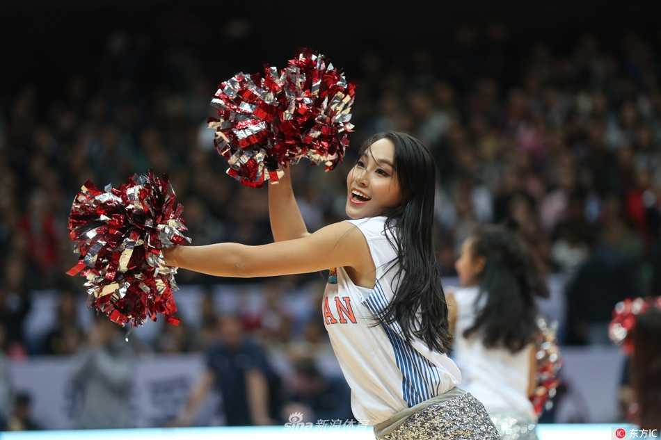从高处俯瞰，啦啦宝贝们排成整齐的队列，在场地中央尽情舞动。绚丽的灯光映照在她们身上，与看台上密密麻麻的观众构成了一幅属于CBA赛场独有的热烈画卷。