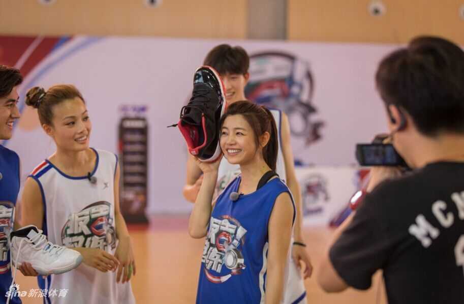 巨人托举小龙女!阿联与陈妍希的综艺扣篮瞬间 阿联小心翼翼地将陈妍希托举到篮筐高度,助她轻触篮筐圆梦