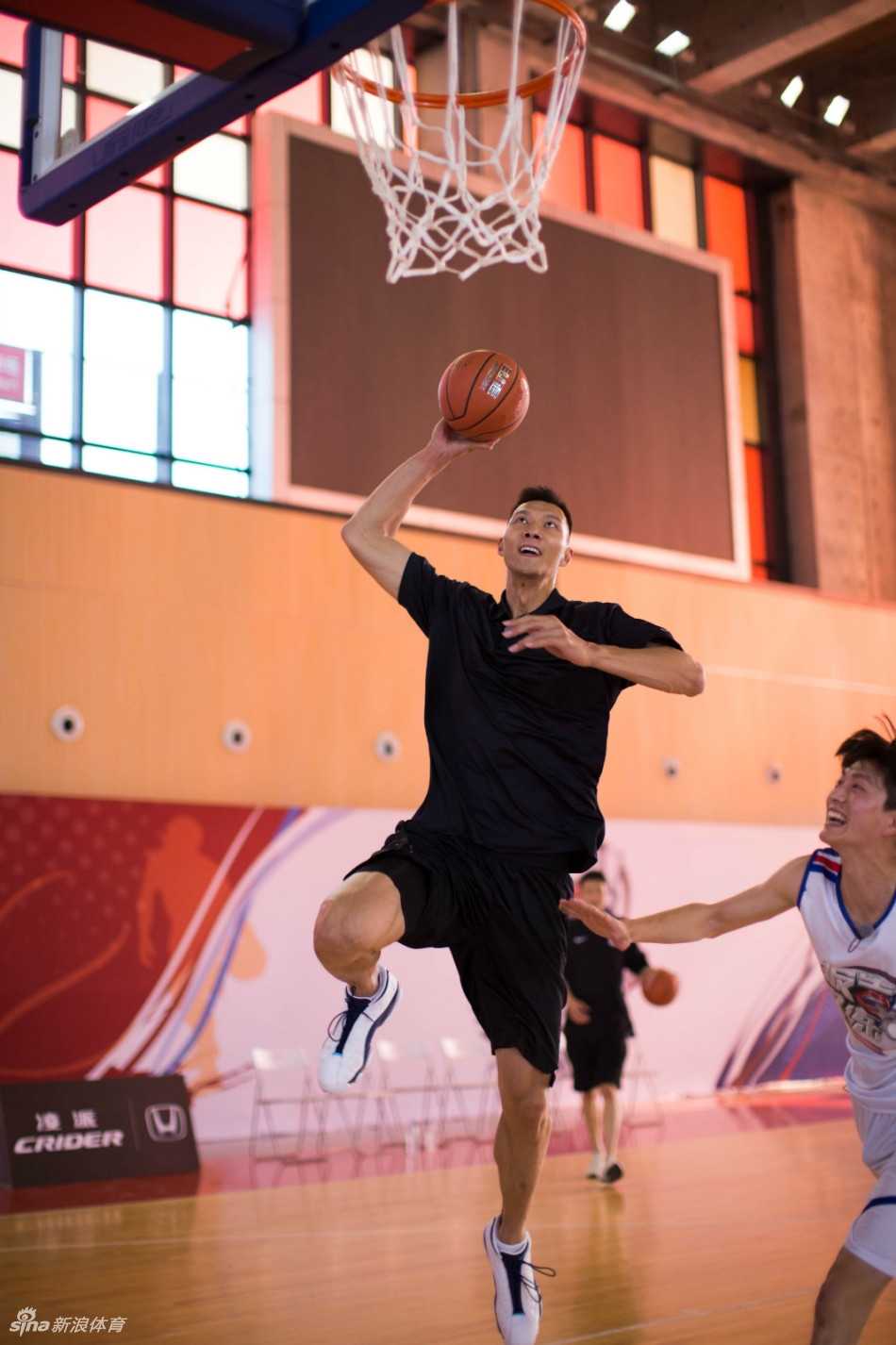 巨人托举小龙女!阿联与陈妍希的综艺扣篮瞬间 阿联在节目中认真指导学员们运球,展现作为教练的专业与耐心