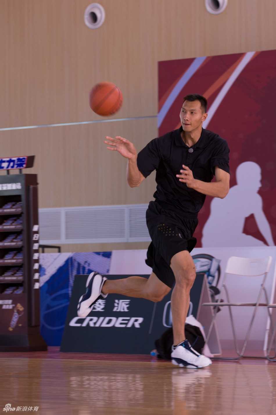 巨人托举小龙女!阿联与陈妍希的综艺扣篮瞬间 易建联双手托举陈妍希望向篮筐,陈妍希准备将球放入,画面充满动态美感