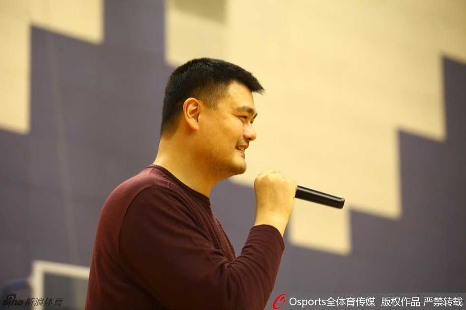 演讲结束后，姚明被一群充满活力的国青男女篮队员团团围住，大家簇拥着这位老大哥，在明亮的篮球馆里留下了一张青春洋溢、满是笑容的珍贵大合影。