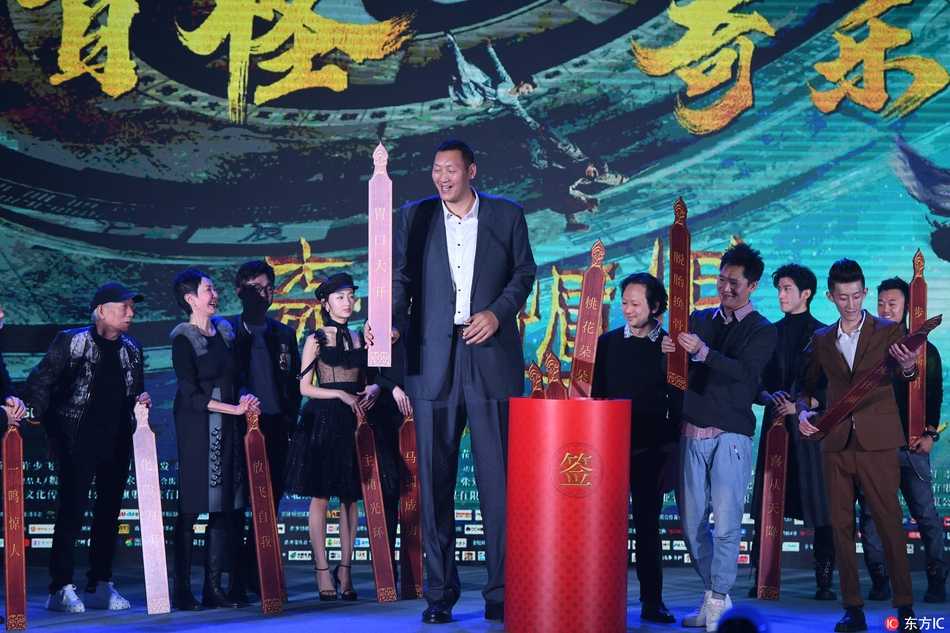 巨人跨界再掀奇幻风云:孙明明现身《奇门遁甲》发布会 聚光灯下,孙明明身姿挺拔如铁塔,认真聆听主创发言,眼神中透露出对电影世界的憧憬与专注,仿佛已化身为雾隐门中那个坚不可摧的守护者。