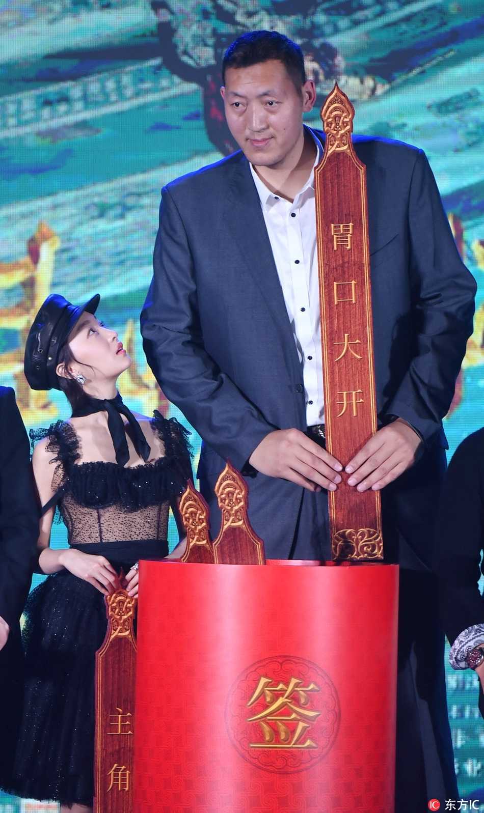 巨人跨界再掀奇幻风云:孙明明现身《奇门遁甲》发布会 孙明明在签名板前驻足留影,身着简约服饰却难掩磅礴气势,镜头仰视之下更显其巍峨,一举一动都散发着从体育健将到银幕新星的从容转变。