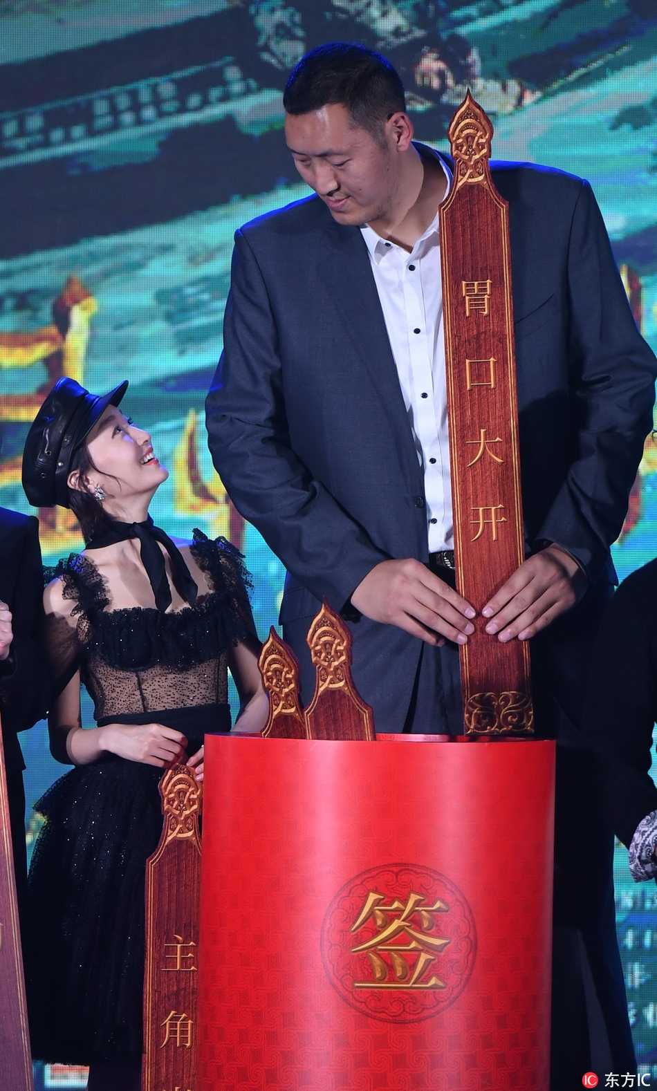 巨人跨界再掀奇幻风云:孙明明现身《奇门遁甲》发布会 发布会尾声,孙明明露出憨厚而温暖的笑容,与周围相对娇小的身影对比鲜明,这一瞬间的温情定格,仿佛卸下了角色的盔甲,回归那个热爱生活的普通人。