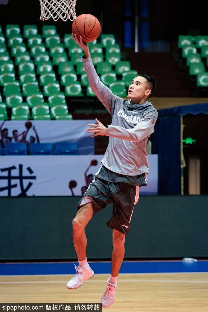 巩晓彬指导神情专注，双手比划战术，眼神中透露出对细节的极致追求，场边弟子们凝神静听。