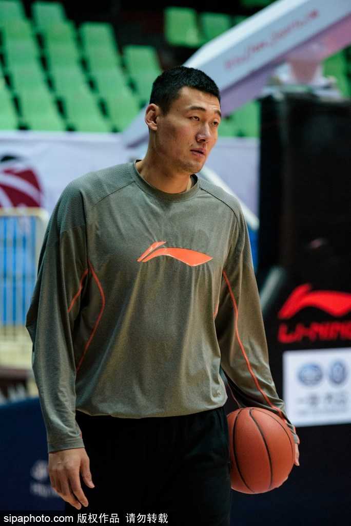 高尚突破后抛篮，身体在空中与防守者有轻微接触，眼神却始终紧盯着篮筐，展现了冲击内线的决心。