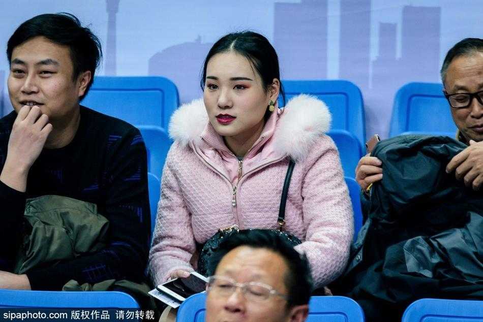 巴蜀冬日里的暖阳:CBA赛场上的那一抹温柔风景 镜头下,这位被捕捉到的美女球迷似乎刚刚发现被拍摄,眼神中流露出一丝不经意的茫然,在周围深色衣着的球迷映衬下,她宛如一朵绽放的清新百合。
