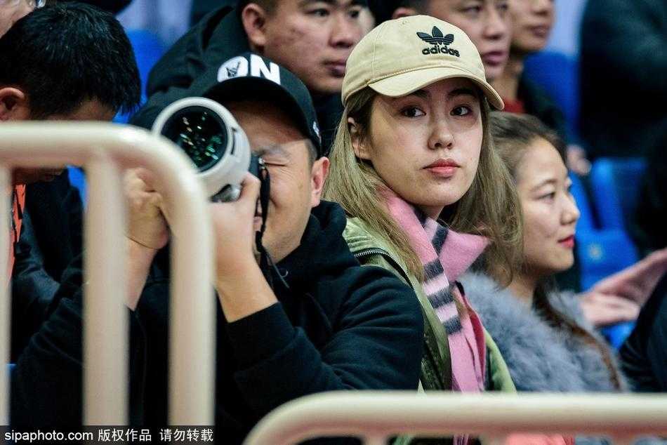 巴蜀冬日里的暖阳:CBA赛场上的那一抹温柔风景 一位身穿浅色衣衫的温婉女子,在喧闹的CBA看台上静静注视着赛场,眼神中透露出对主队局势的担忧与期待,手中的纸杯仿佛也凝固了时间。