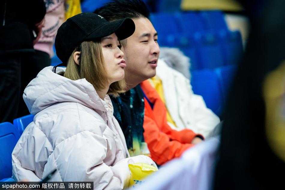 巴蜀冬日里的暖阳:CBA赛场上的那一抹温柔风景 在比赛暂停间隙,这位容貌姣好的女球迷低头查看手机,或许是在与朋友分享此刻激动的心情,又或是错过了男朋友发来的信息,专注的神情里藏着少女的心事。