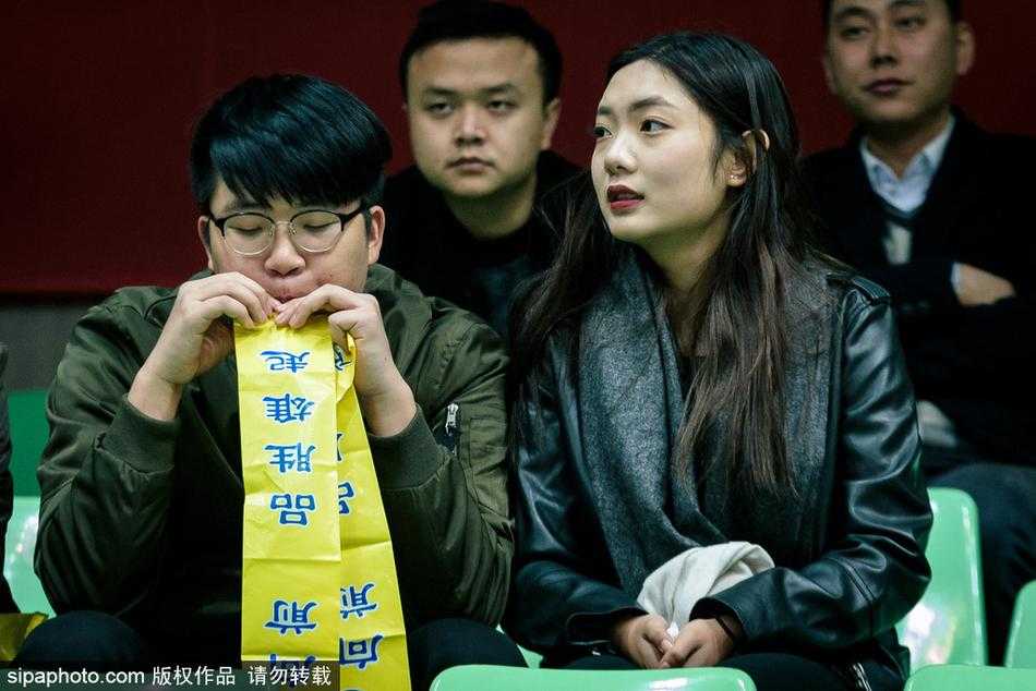 巴蜀冬日里的暖阳:CBA赛场上的那一抹温柔风景 球馆明亮的灯光下,这位女球迷的侧颜轮廓显得格外柔美,她轻撩头发的瞬间被镜头定格,仿佛连空气都沾染了一丝属于青春的甜美气息。