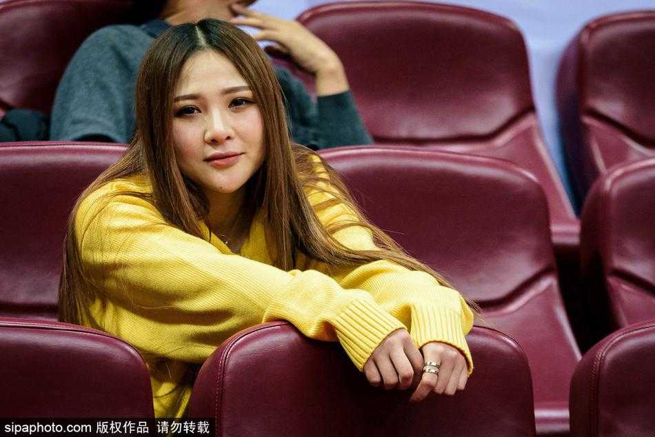 巴蜀冬日里的暖阳:CBA赛场上的那一抹温柔风景 赛后,这位被镜头多次捕捉的幸运女孩起身准备离场,脸上带着一丝满足的微笑,仿佛刚刚经历了一场酣畅淋漓的精神洗礼,她的出现成为今夜最美的插曲。