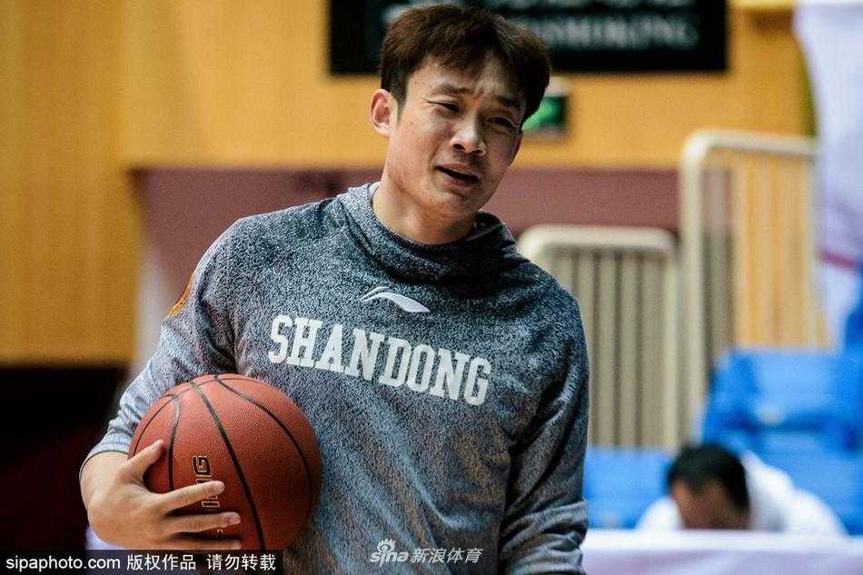 泰劳森控球穿越全场，身姿灵动如游龙戏水，他在山东队战术板上画出的每一道轨迹都预示着今晚的进攻梳理将如丝般顺滑。