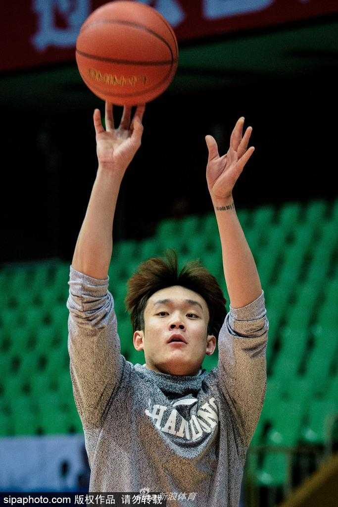 前火箭球员莫泰尤纳斯在篮下卡位训练中肌肉紧绷，他高大的身影预示着山东队今晚将在内线扬起立陶宛战车般的钢铁屏障。