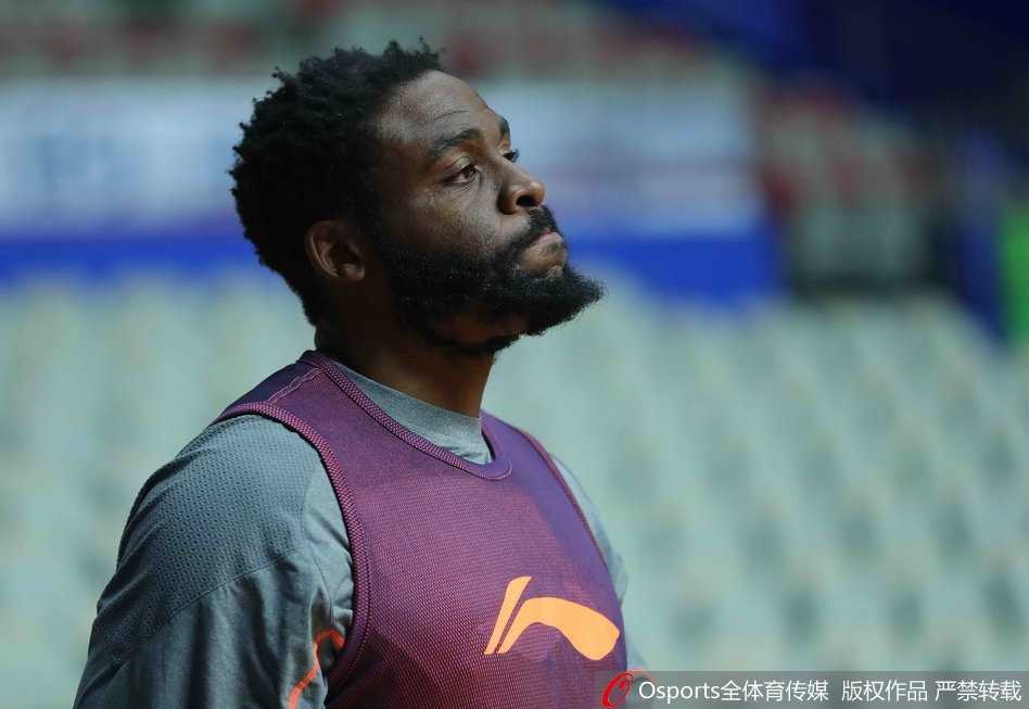 巴蜀篮球风云录 三外援同场竞技四川金强谋自救 训练场上富兰克林持球突破,身姿矫健,即便面临调整他依然全情投入,展现了极高的职业素养