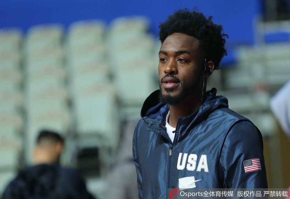 巴蜀篮球风云录 三外援同场竞技四川金强谋自救 哈达迪与迪奥古在训练间隙击掌相庆,两位内线霸主的联手让四川队的禁区瞬间变成禁飞区