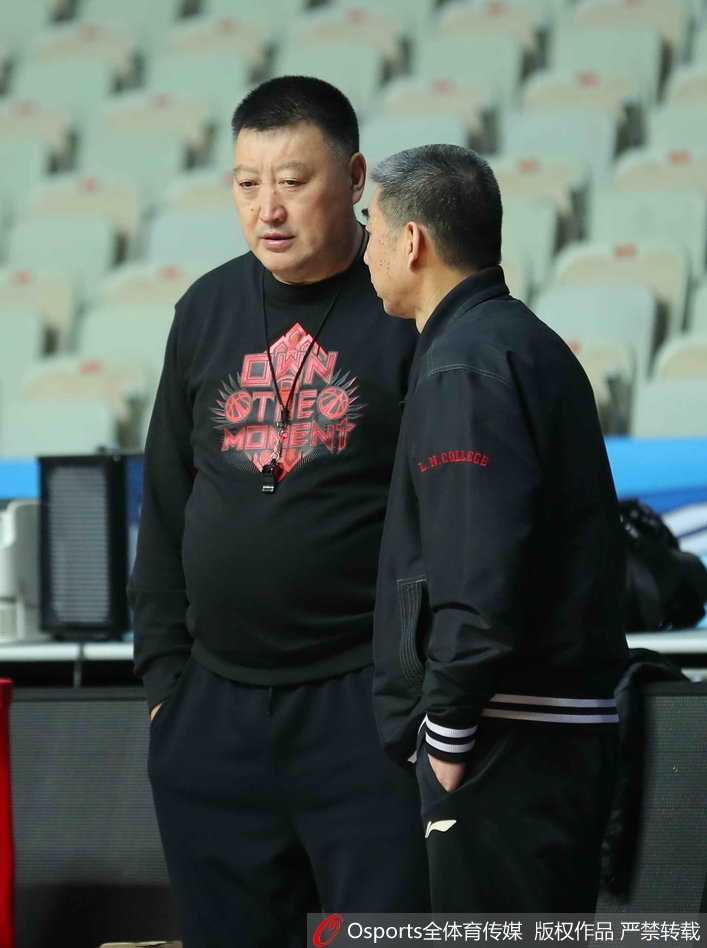 巴蜀篮球风云录 三外援同场竞技四川金强谋自救 新援迪奥古在罚球线附近接球,肌肉线条分明,准备用他标志性的稳健中投为球队攻城拔寨