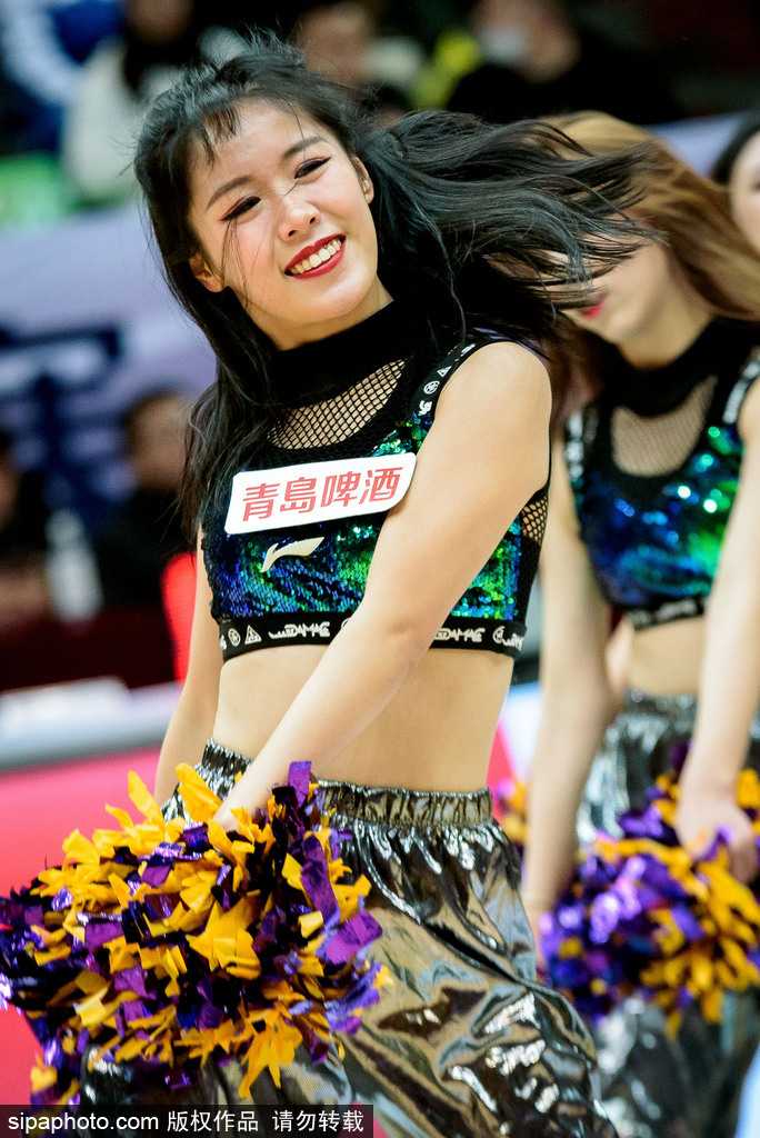 四川主场啦啦队宝贝们身着红白相间劲装，手持金色花球，随着强劲的鼓点腾空跃起，发丝在空中划出充满力量的弧线，瞬间点燃全场。