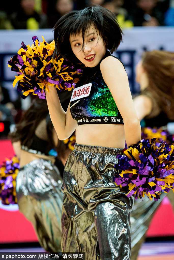 镜头拉近，这位啦啦队女孩的眼中闪烁着对舞台的无限热爱，脸颊的汗珠在灯光下熠熠生辉，那是为营造最佳赛场氛围所付出的努力与荣耀的证明。