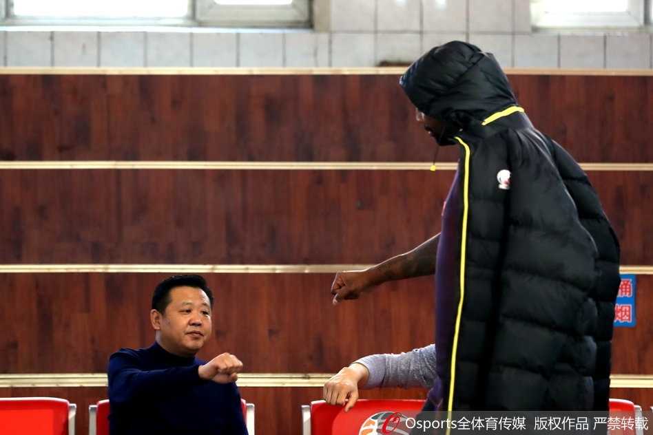 布拉切伤愈回归强势出击,新疆男篮剑指完整阵容迎战广厦 面对防守球员的贴防,布拉切从容地运球观察,尽管体型庞大但动作依然灵活,眼神中透露出对比赛节奏的绝对掌控