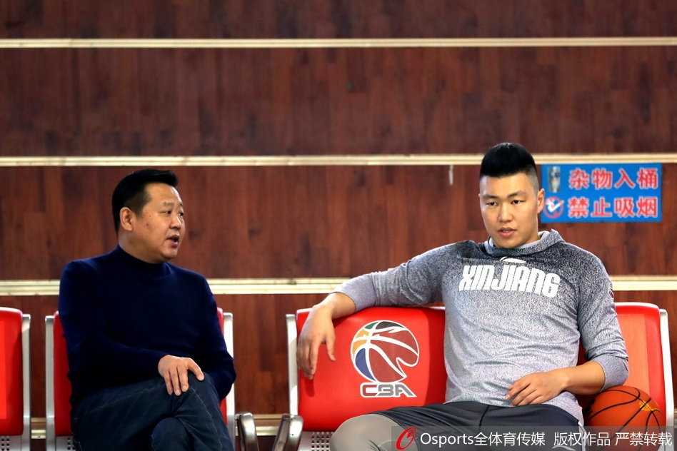 布拉切伤愈回归强势出击,新疆男篮剑指完整阵容迎战广厦 训练场上,布拉切正在进行罚球练习,他手腕的柔韧性在这个体重级别的球员中实属罕见,每一次出手都带着极高的弧度稳稳空心入网