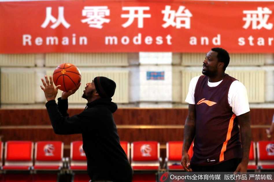 布拉切伤愈回归强势出击,新疆男篮剑指完整阵容迎战广厦 新疆队主教练李秋平在场边双手抱胸,目光紧紧跟随正在运球的布拉切,嘴角露出一丝不易察觉的微笑,仿佛对即将到来的排兵布阵胸有成竹