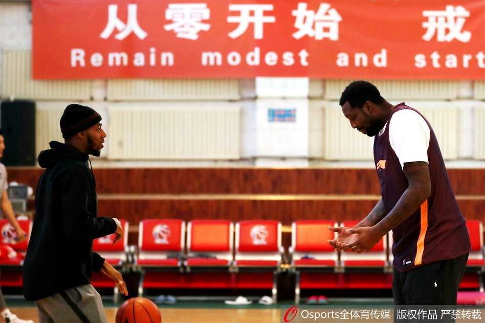 布拉切伤愈回归强势出击,新疆男篮剑指完整阵容迎战广厦 在队友们的注视下,布拉切完成了一次势大力沉的双手灌篮,整个训练馆似乎都回荡着这声巨响,替补席上的队友纷纷起身为他叫好