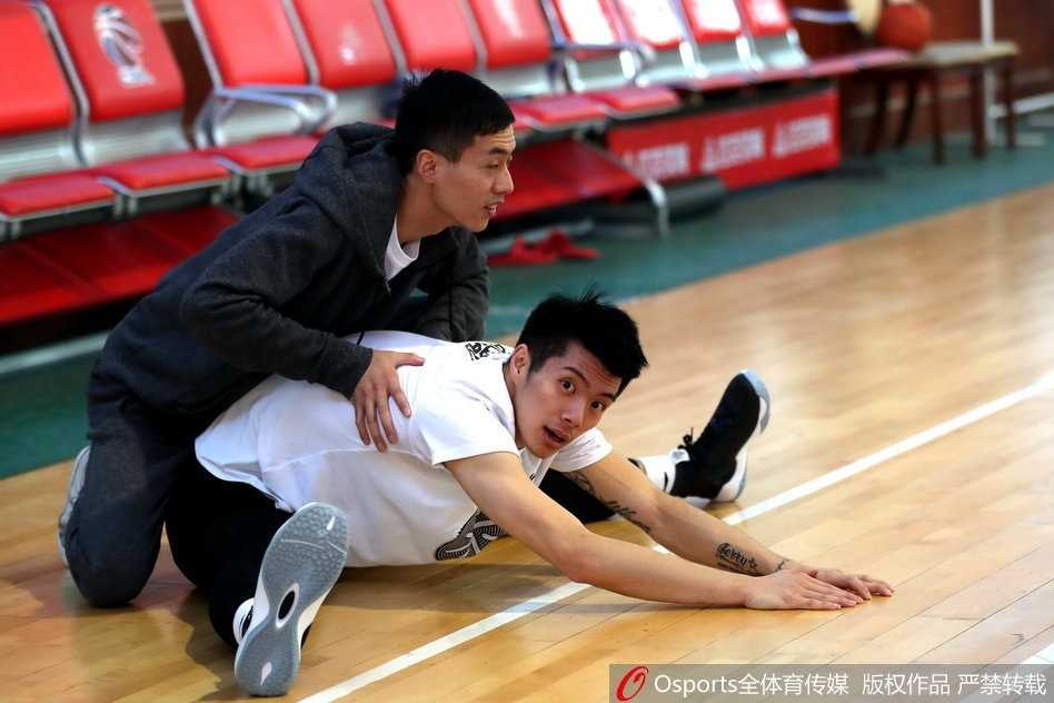 布拉切伤愈回归强势出击,新疆男篮剑指完整阵容迎战广厦 面对记者的镜头,完成训练的布拉切露出了孩子般灿烂的笑容,他竖起大拇指,仿佛在向所有支持他的新疆球迷报平安:我回来了