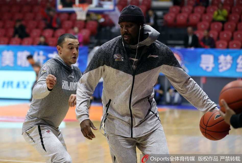 布拉切回归场边观战,新疆盼“灵活胖子”救赎卫冕路 布莱切坐在场边紧盯着场内局势,左手托腮若有所思,似乎在脑内演练着战术配合。