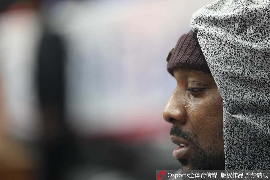 布拉切回归场边观战,新疆盼“灵活胖子”救赎卫冕路 布拉切从座位上起身,宽松的衬衫下摆露出,略显笨拙的身形透露出一丝无奈与慵懒。