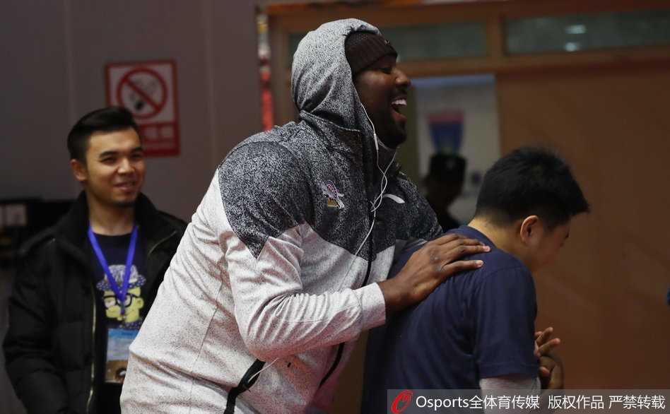 布拉切回归场边观战,新疆盼“灵活胖子”救赎卫冕路 比赛间隙,布莱切与队友沟通交流,面带标志性的憨笑,看起来心情并未受体重问题影响。