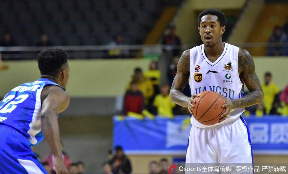 青岛队核心吉布森面对江苏队的双人夹击，依然在空中扭腰寻找出手机会，他孤军奋战的身影诠释了何为孤胆英雄。