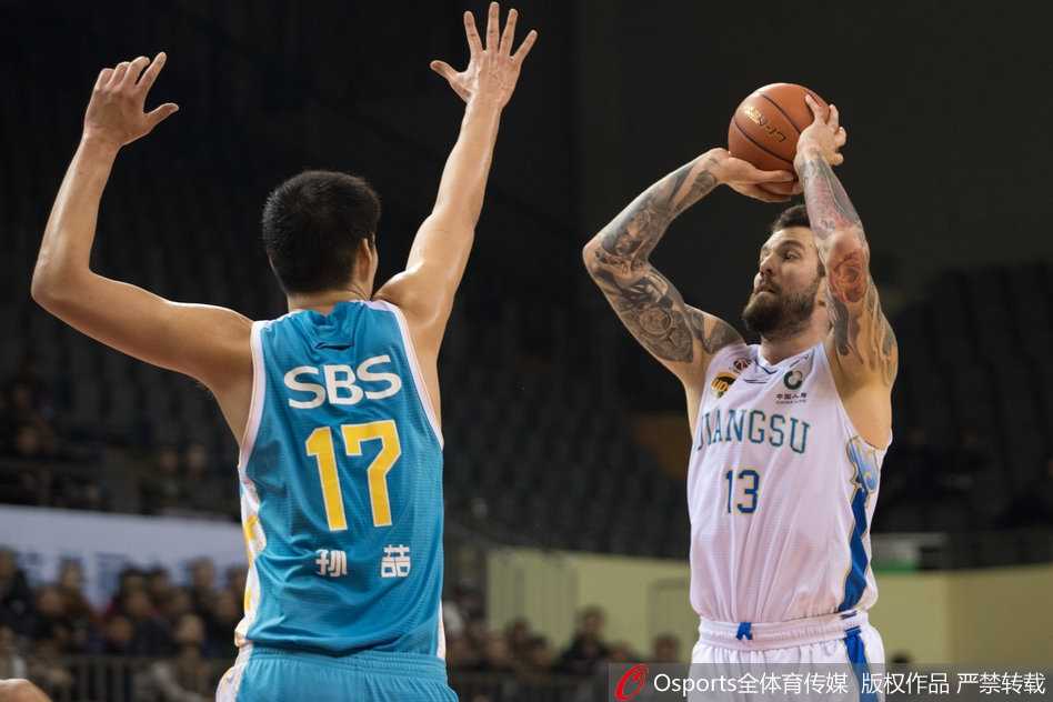 布鲁克斯三双力助江苏肯帝亚大胜福建,主场豪取六连胜完美双杀对手 身高臂长的拉杜利察在福建队内线高高跃起,双手将球砸入篮筐,展现了他强大的内线统治力。
