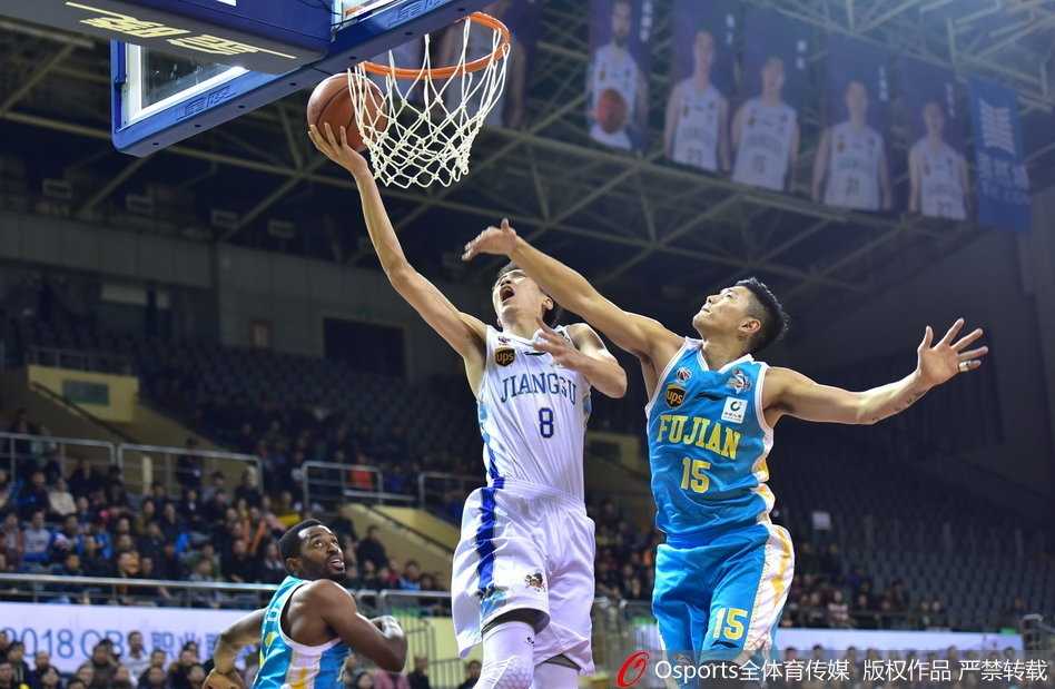 布鲁克斯三双力助江苏肯帝亚大胜福建,主场豪取六连胜完美双杀对手 江苏队主教练贝西诺维奇在场边大声指挥,他的手势坚定有力,成功导演了这场下半场的惊天大逆转。