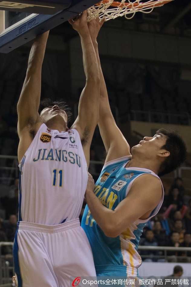 布鲁克斯三双力助江苏肯帝亚大胜福建,主场豪取六连胜完美双杀对手 眼神锐利的马尚·布鲁克斯正在运球穿越福建队的防线,他犹如一把尖刀直插对手腹地。