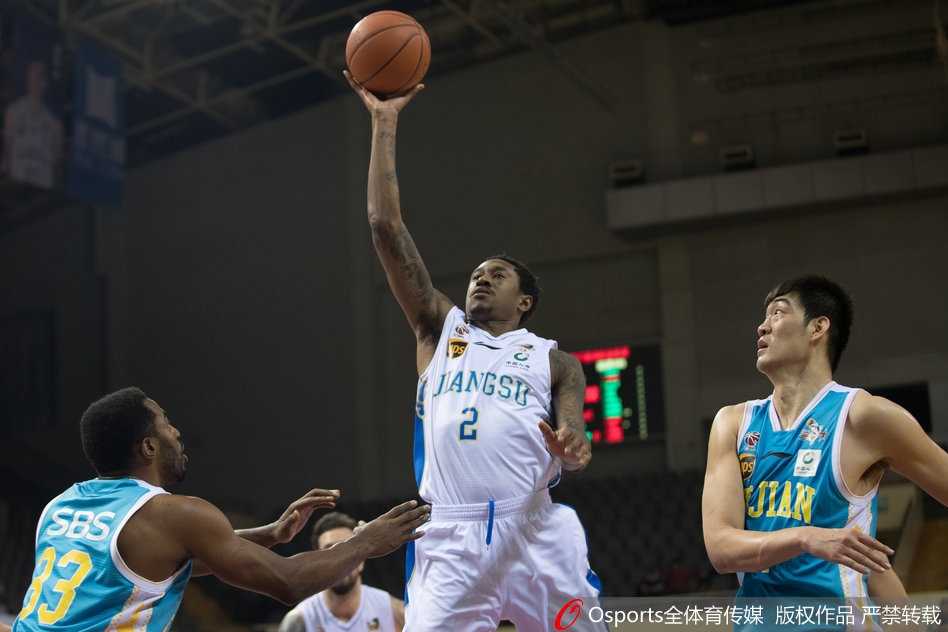 布鲁克斯三双力助江苏肯帝亚大胜福建,主场豪取六连胜完美双杀对手 比赛结束后,江苏肯帝亚的全体队员围在一起庆祝这来之不易的六连胜,他们的笑容背后是团结协作的最佳写照。