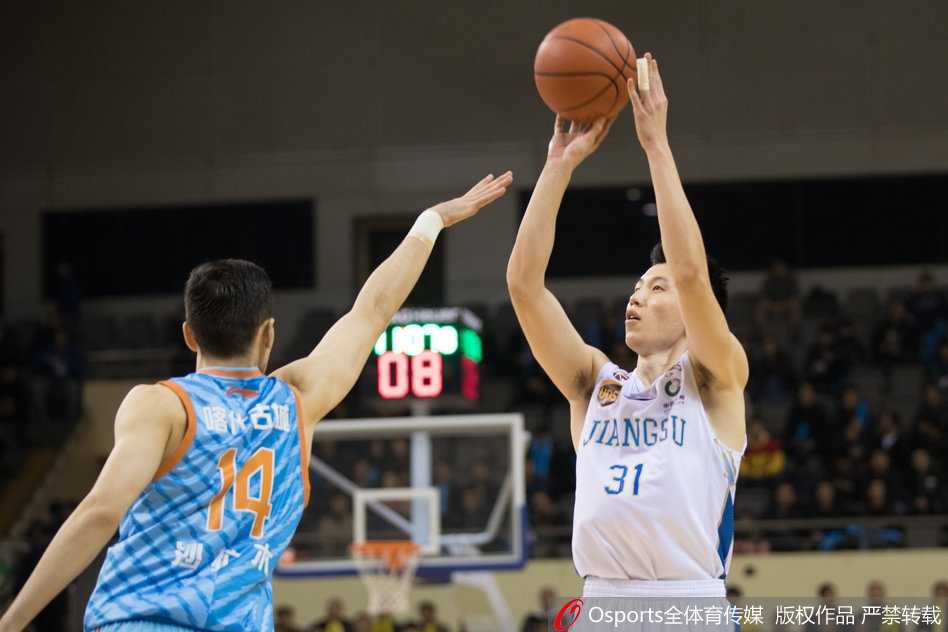 布鲁克斯狂砍五十八分 江苏肯帝亚主场大胜卫冕冠军新疆 苏州主场体育馆内灯火通明,热情的江苏球迷们身着统一助威服,挥舞着充气棒,将看台汇成一片欢乐的蓝色海洋,为球队的每一次进攻呐喊助威。